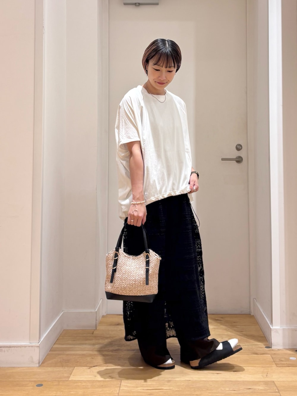 ホワイト系のTシャツ/カットソー、ブラック系のショルダーバッグ、ブラック系のワンピースを着用したレディースの夏コーディネートの4枚目の写真