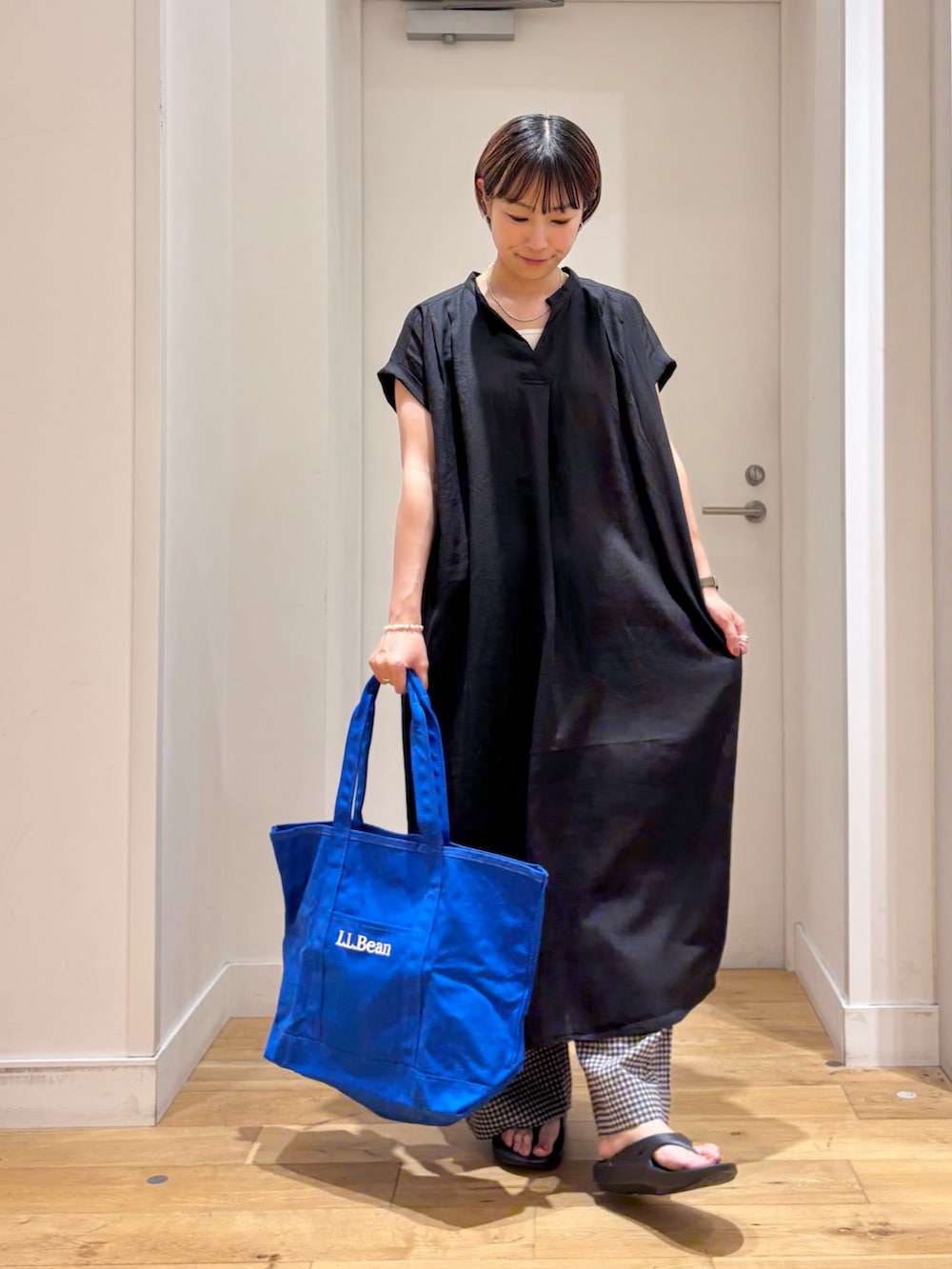 ブラック系のその他パンツ、ブラック系のサンダル、ホワイト系のタンクトップを着用したレディースの夏コーディネートの2枚目の写真