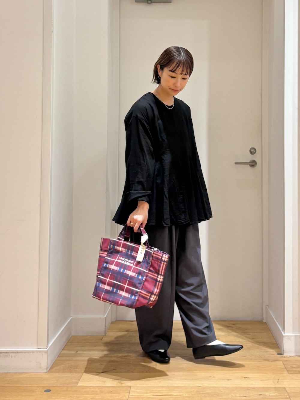 ブラック系のシャツ/ブラウス、グレー系のその他パンツ、ブラック系のパンプスを着用したレディースの秋コーディネートの5枚目の写真