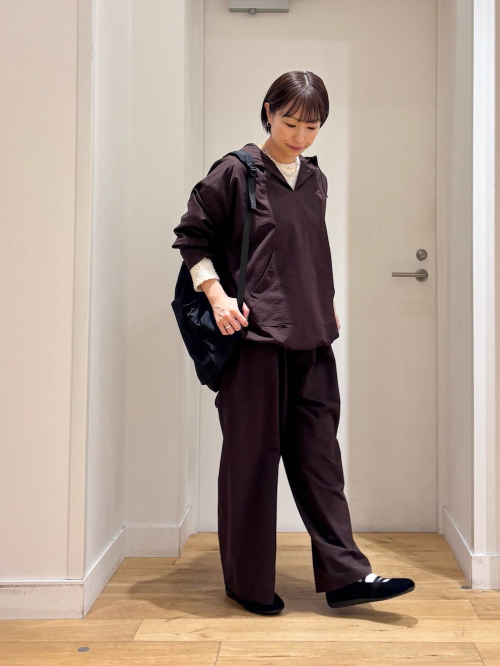 ブラウン系のその他パンツ、ブラウン系のその他アウター、ホワイト系のTシャツ/カットソーを着用したレディースの春コーディネートの4枚目の写真