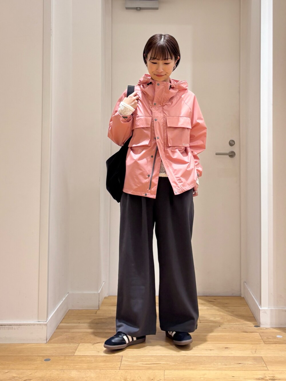 ピンク系のナイロンジャケット、ホワイト系のTシャツ/カットソー、グレー系のその他パンツを着用したレディースの春コーディネートの5枚目の写真