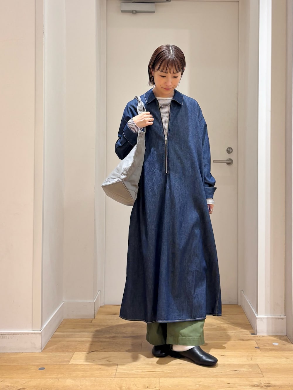ブルー系のワンピース、ホワイト系のTシャツ/カットソー、グリーン系のその他パンツを着用したレディースの秋コーディネートの3枚目の写真