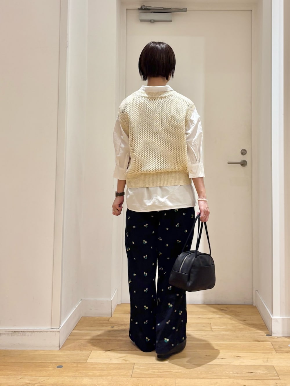 ホワイト系のシャツ/ブラウス、ホワイト系のベスト、ブルー系のその他パンツを着用したレディースの春コーディネートの4枚目の写真