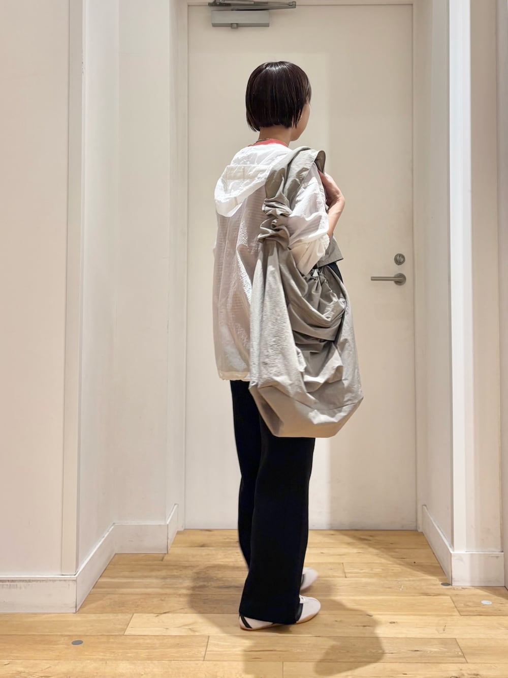 ホワイト系のパーカー、ブラック系のその他パンツ、ピンク系のTシャツ/カットソーを着用したレディースの春コーディネートの4枚目の写真