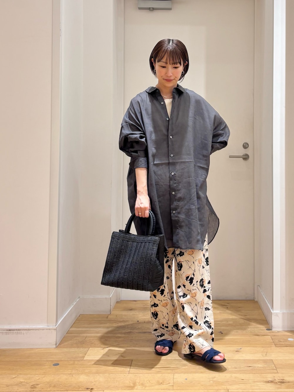 グレー系のシャツ/ブラウス、ベージュ系のその他パンツ、ブラック系のハンドバッグを着用したレディースの春コーディネートの3枚目の写真