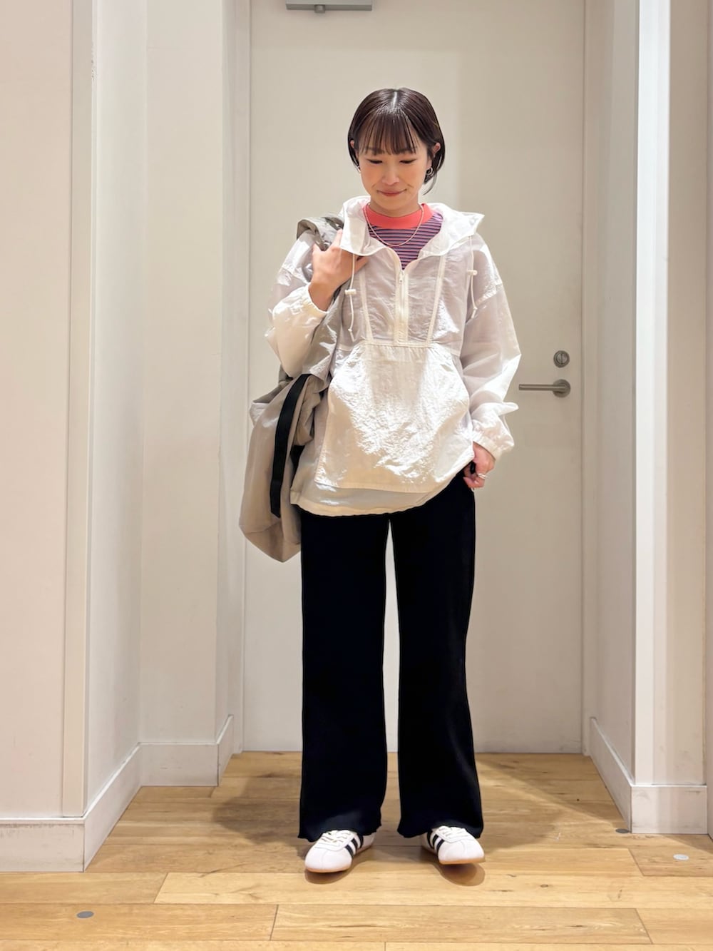 ホワイト系のパーカー、ブラック系のその他パンツ、ピンク系のTシャツ/カットソーを着用したレディースの春コーディネートの2枚目の写真