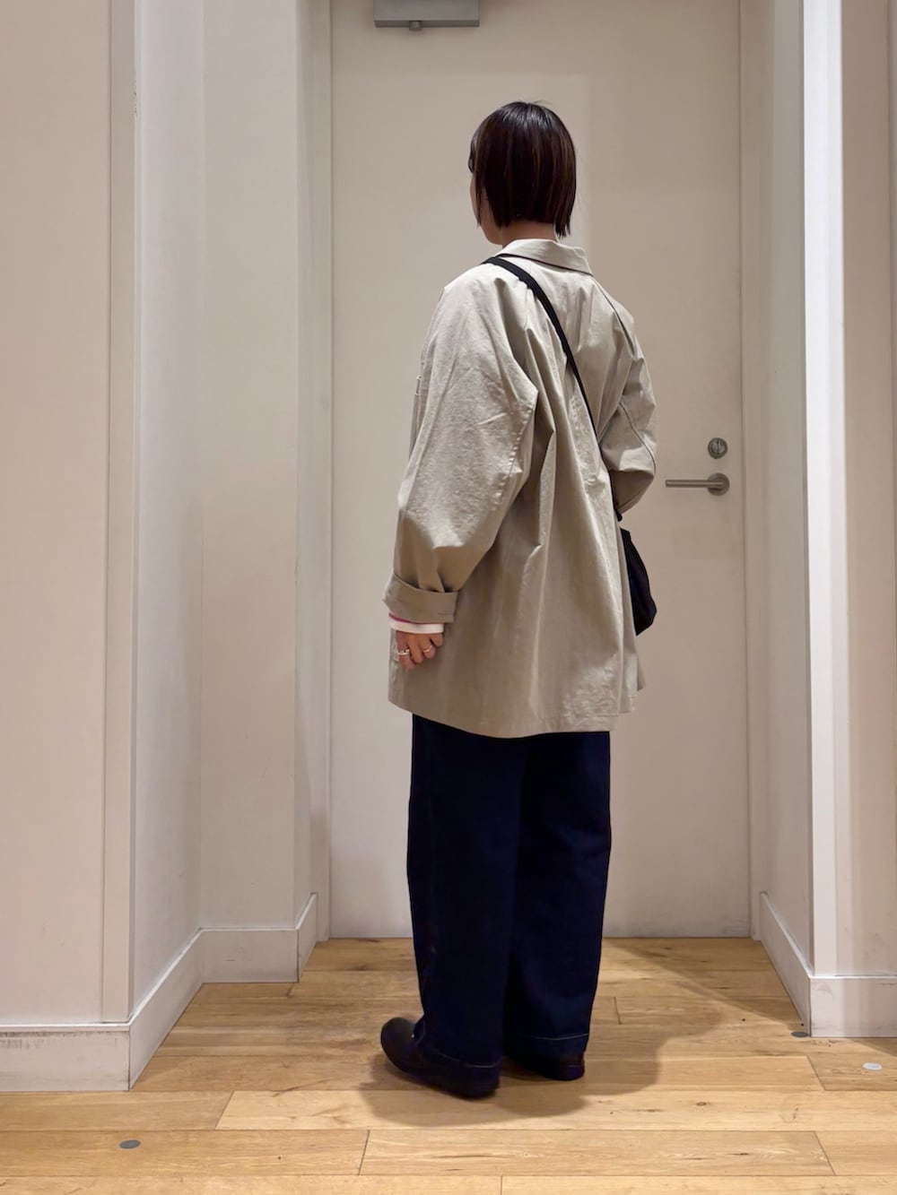 ベージュ系のその他アウター、ピンク系のTシャツ/カットソー、ブルー系のデニムパンツを着用したレディースの冬コーディネートの4枚目の写真