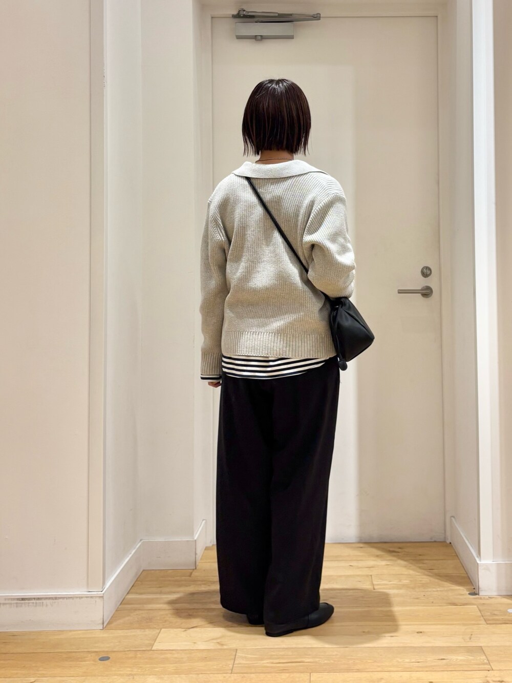 グレー系のニット/セーター、ホワイト系のTシャツ/カットソー、ブラック系のその他パンツを着用したレディースの冬コーディネートの5枚目の写真