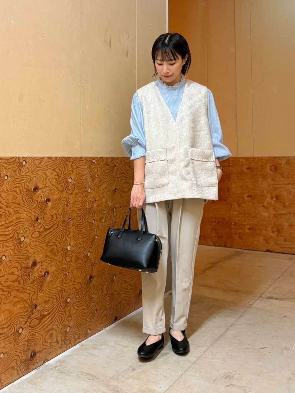 ブルー系のシャツ/ブラウス、ベージュ系のベスト、ベージュ系のその他パンツを着用したレディースの春コーディネートの3枚目の写真