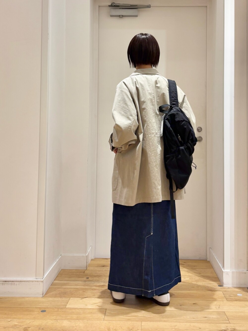 ブルー系のスカート、ホワイト系のスニーカー、グレー系のその他アウターを着用したレディースの春コーディネートの6枚目の写真