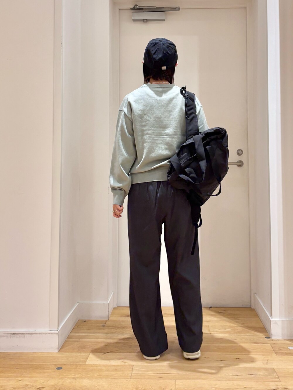 ブラック系のバックパック/リュック、グレー系のスニーカー、グレー系のその他パンツを着用したレディースの秋コーディネートの5枚目の写真