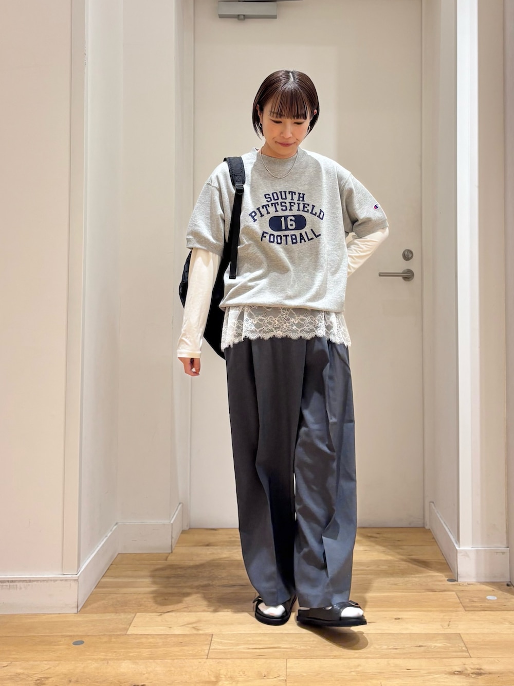 グレー系のスウェット、グレー系のその他パンツ、ブラック系のサンダルを着用したレディースの春コーディネートの3枚目の写真