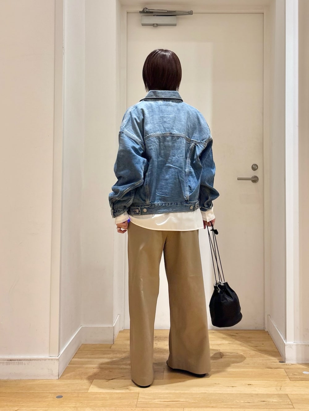 ホワイト系のシャツ/ブラウス、ブルー系のデニムジャケット、ベージュ系のその他パンツを着用したレディースの秋コーディネートの7枚目の写真