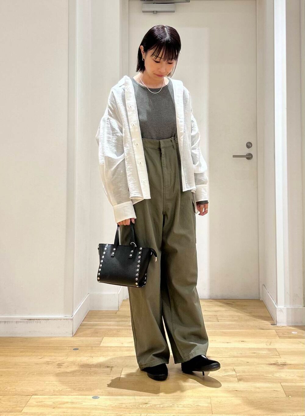 ブラック系のその他シューズ、ブラック系のショルダーバッグ、グリーン系のカーゴパンツを着用したレディースの夏コーディネートの3枚目の写真