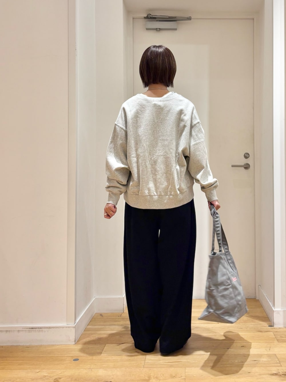 ホワイト系のTシャツ/カットソー、グレー系のカーディガン/ボレロ、ブラック系のその他パンツを着用したレディースの秋コーディネートの6枚目の写真