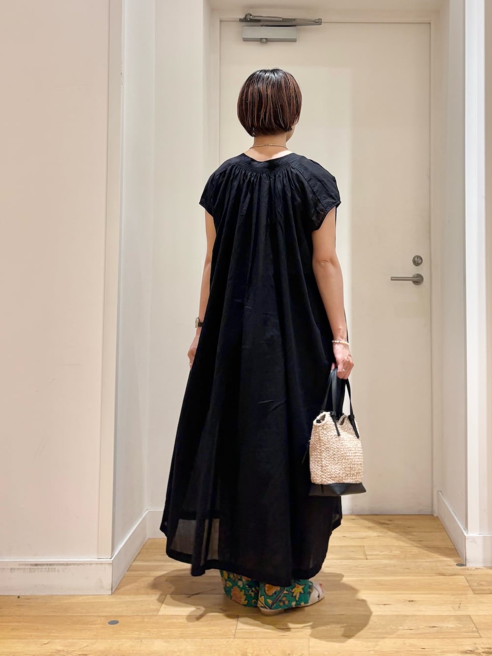ブラック系のワンピース、ホワイト系のタンクトップ、グリーン系のその他パンツを着用したレディースの夏コーディネートの6枚目の写真