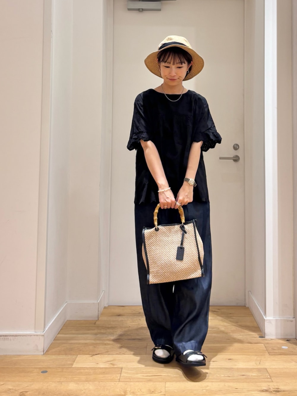 ブラック系のシャツ/ブラウス、ブルー系のデニムパンツ、ブラック系のショルダーバッグを着用したレディースの夏コーディネートの2枚目の写真