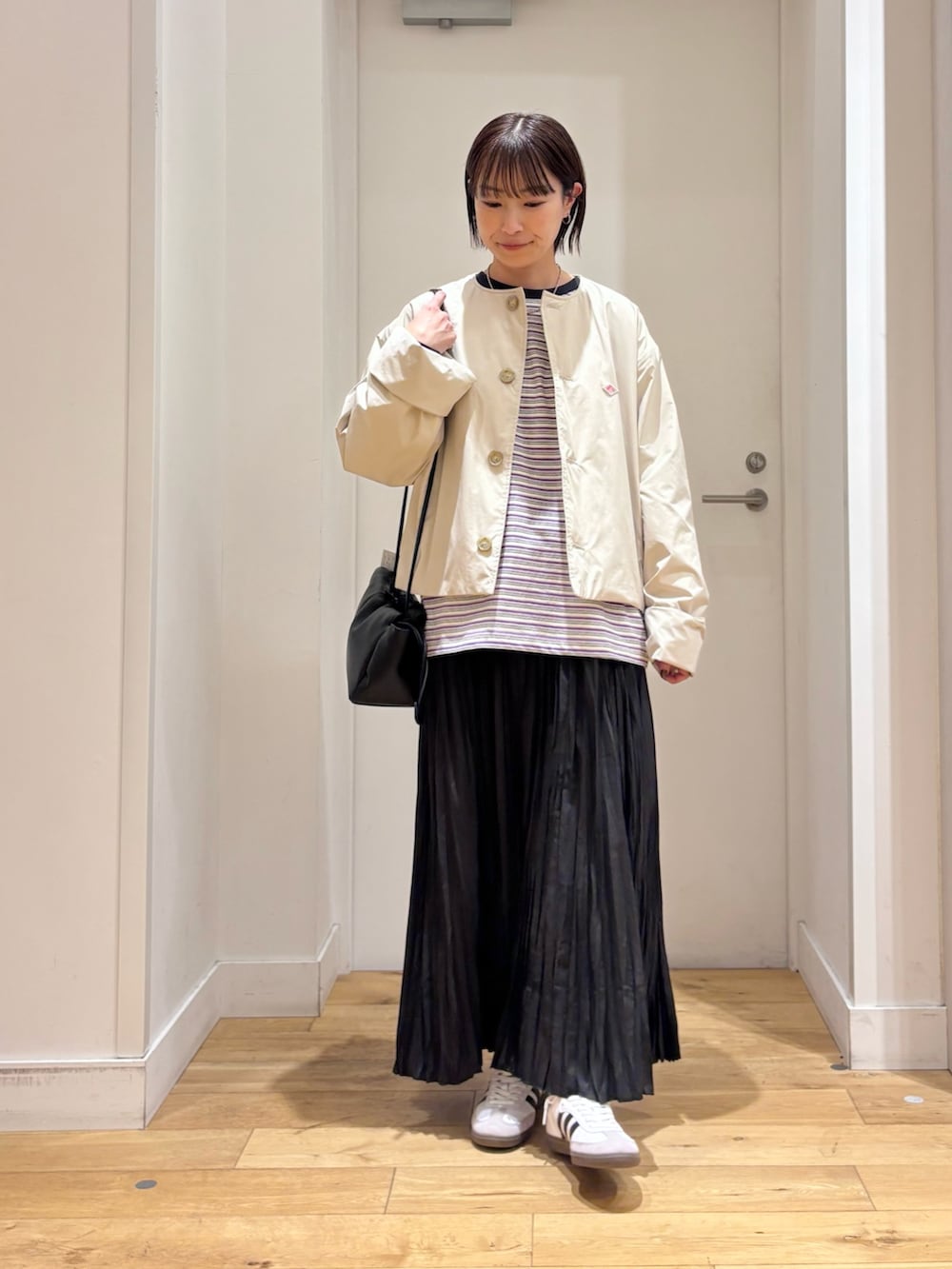 ホワイト系のスニーカー、パープル系のTシャツ/カットソー、ホワイト系のその他アウターを着用したレディースの冬コーディネートの3枚目の写真