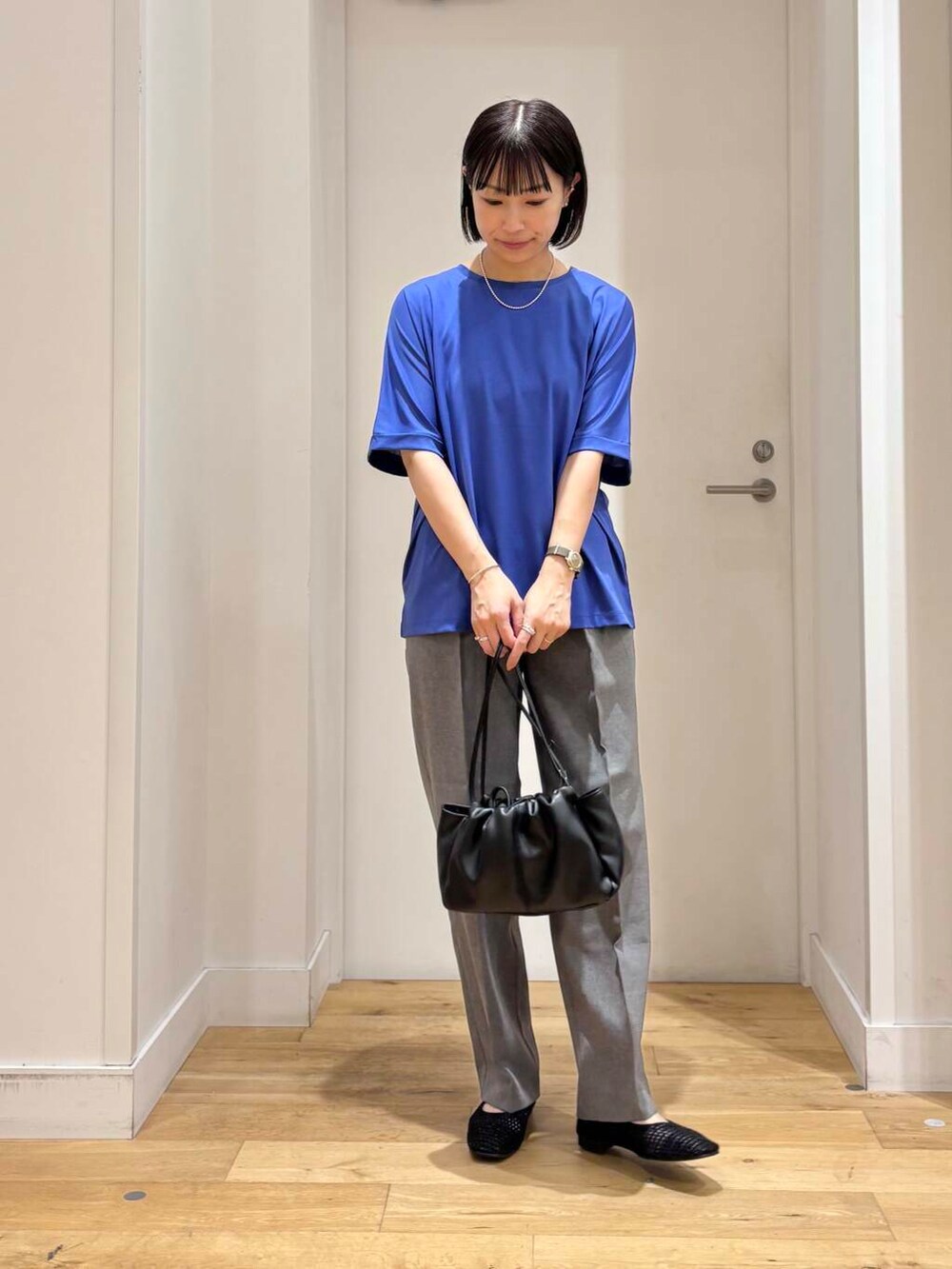 グレー系のその他パンツ、ブラック系のショルダーバッグを着用したレディースの夏コーディネートの2枚目の写真