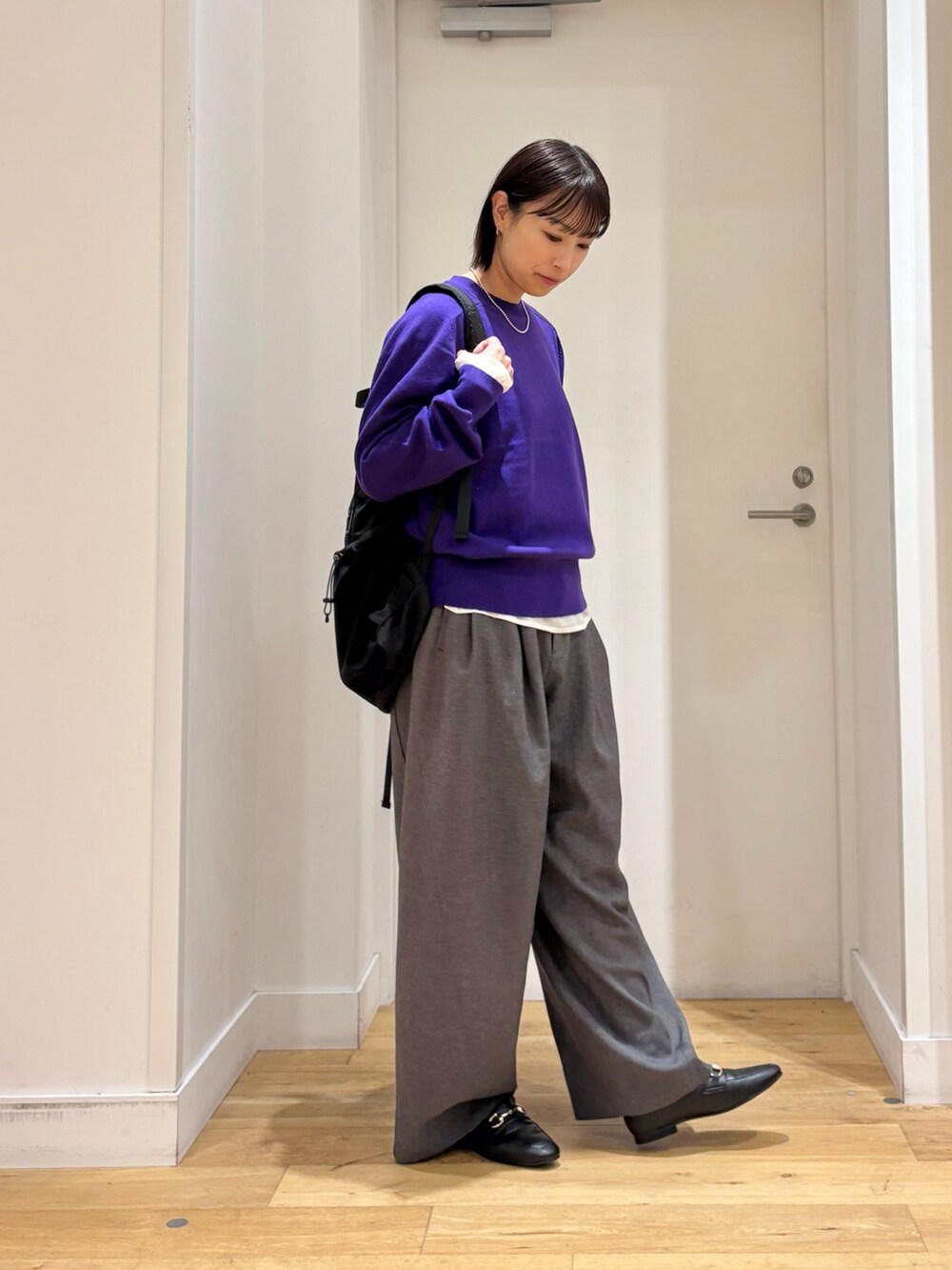 パープル系のニット/セーター、グリーン系のその他パンツ、ブラック系のパンプスを着用したレディースの秋コーディネートの6枚目の写真