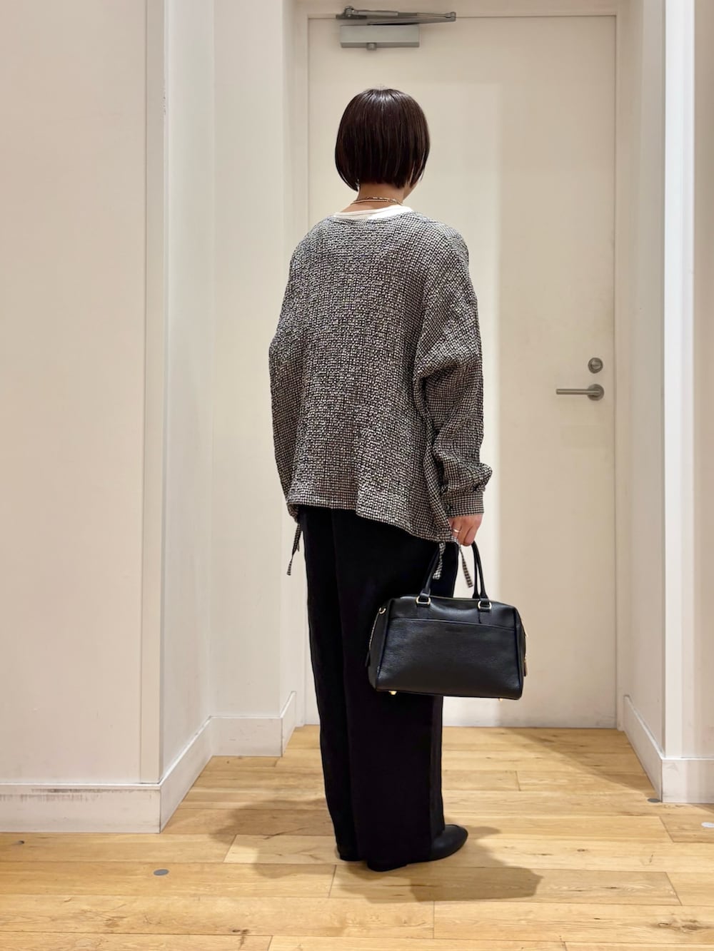 ブラック系のシャツ/ブラウス、ブラック系のその他パンツ、ブラック系のボストンバッグを着用したレディースの春コーディネートの5枚目の写真