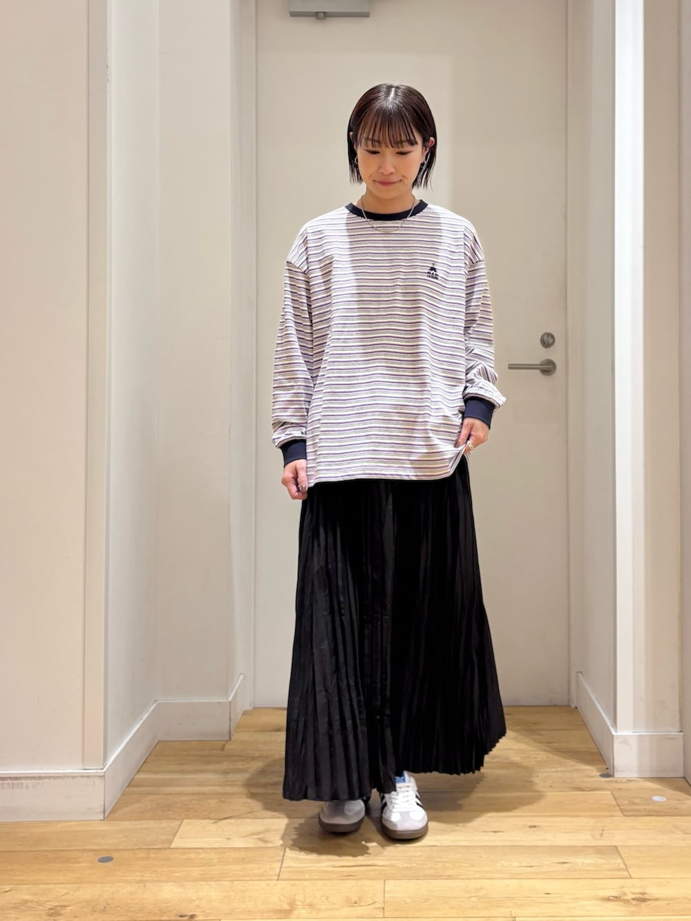 ホワイト系のスニーカー、パープル系のTシャツ/カットソー、ホワイト系のその他アウターを着用したレディースの冬コーディネートの6枚目の写真