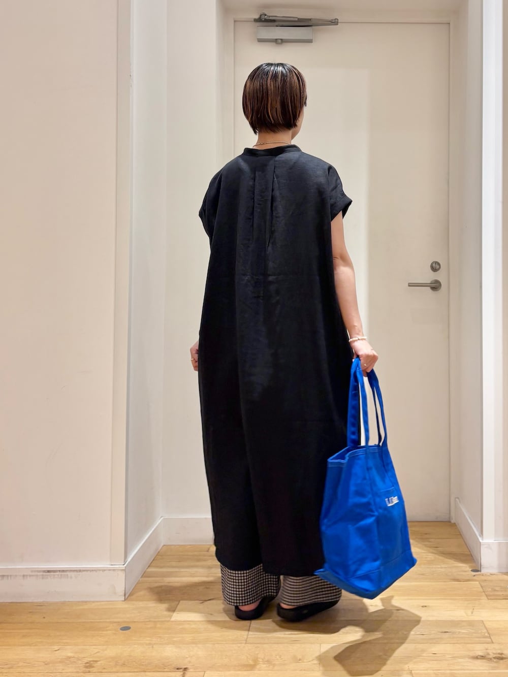 ブラック系のその他パンツ、ブラック系のサンダル、ホワイト系のタンクトップを着用したレディースの夏コーディネートの6枚目の写真
