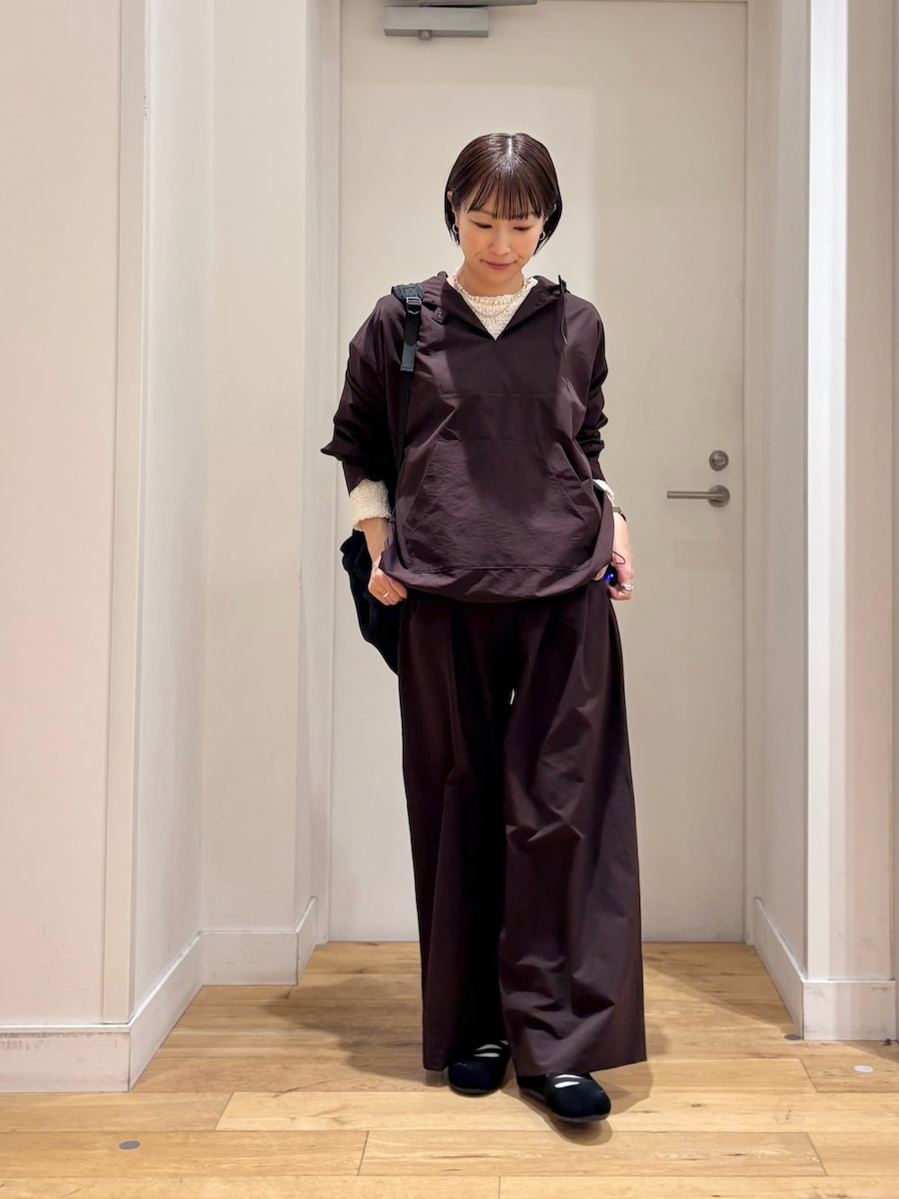 ブラウン系のその他パンツ、ブラウン系のその他アウター、ホワイト系のTシャツ/カットソーを着用したレディースの春コーディネートの3枚目の写真