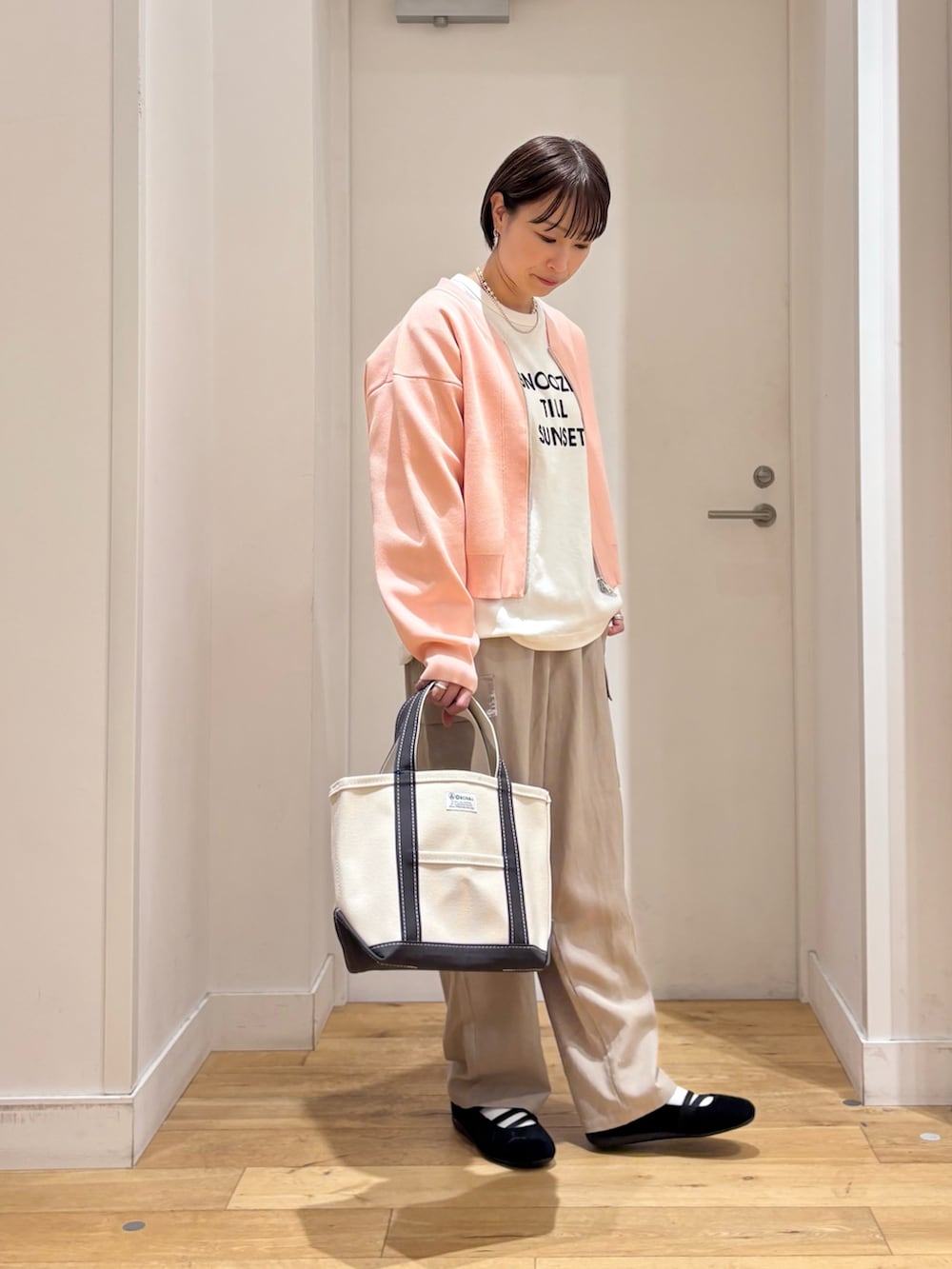 ピンク系のカーディガン/ボレロ、その他のTシャツ/カットソー、ベージュ系のその他パンツを着用したレディースの春コーディネートの3枚目の写真