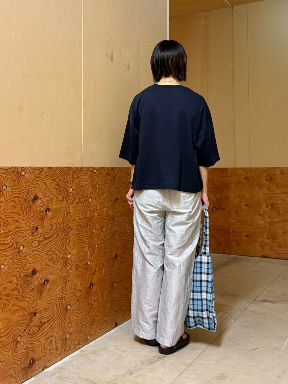 ブラック系のサンダル、ホワイト系のその他パンツ、ブルー系のTシャツ/カットソーを着用したレディースの夏コーディネートの5枚目の写真