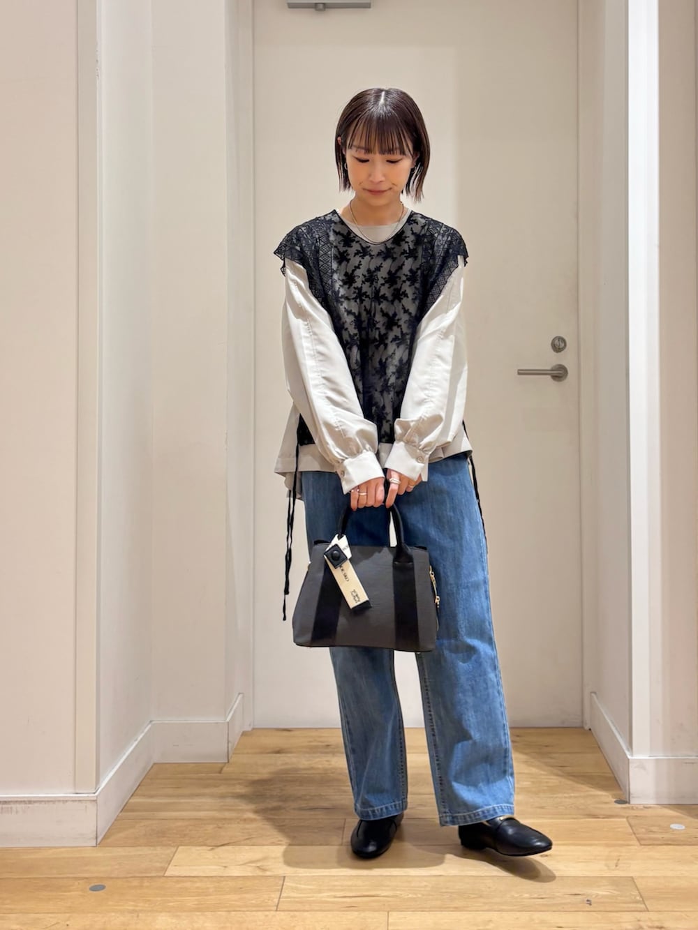 グレー系のシャツ/ブラウス、ブルー系のその他パンツ、ブラック系のローファーを着用したレディースの冬コーディネートの4枚目の写真