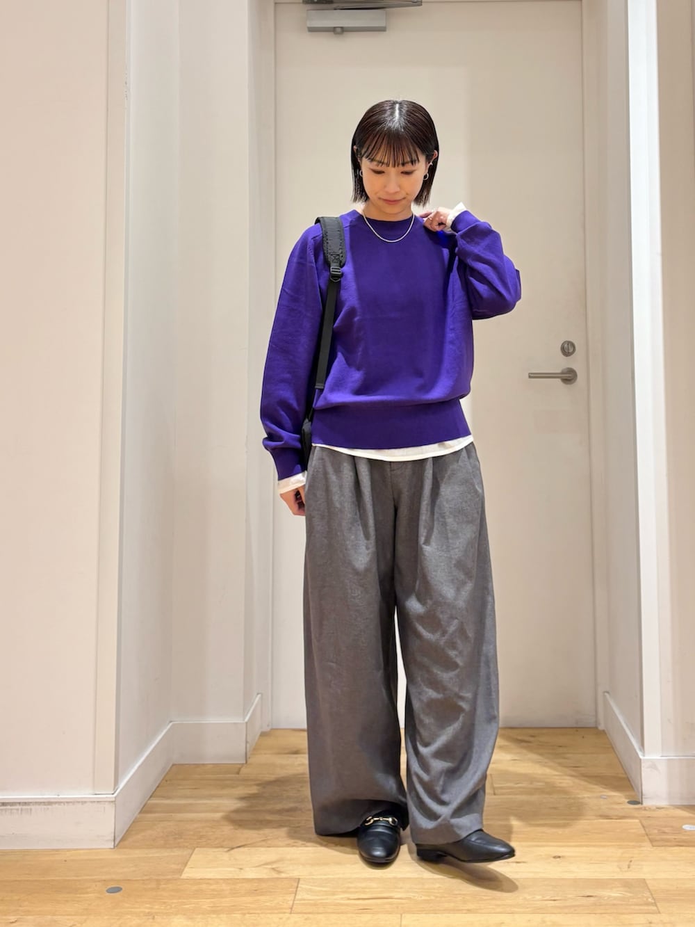 パープル系のニット/セーター、グリーン系のその他パンツ、ブラック系のパンプスを着用したレディースの秋コーディネートの2枚目の写真