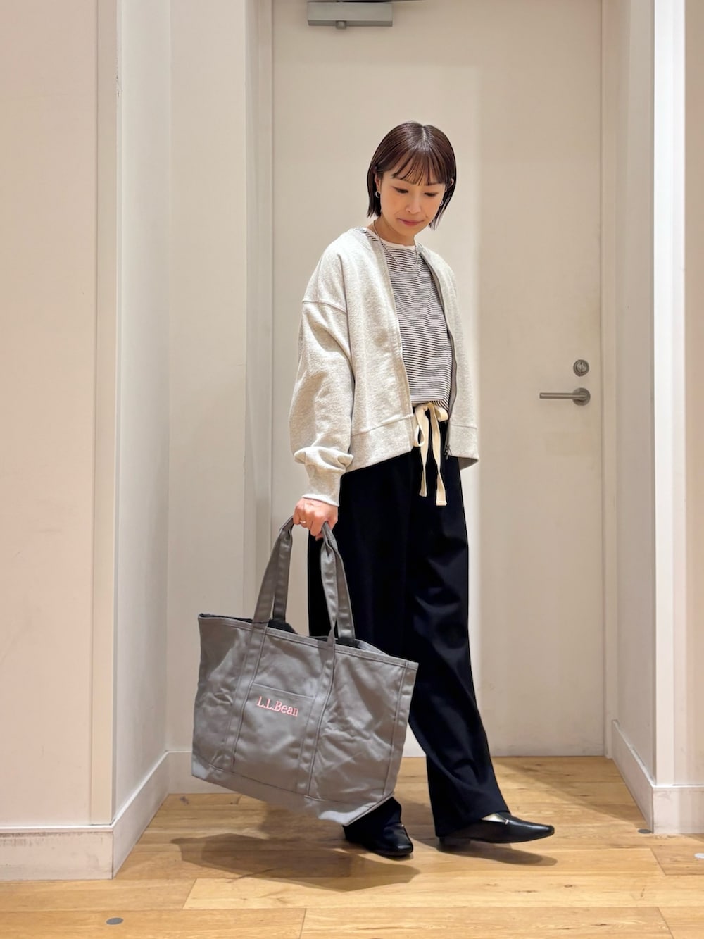 ホワイト系のTシャツ/カットソー、グレー系のカーディガン/ボレロ、ブラック系のその他パンツを着用したレディースの秋コーディネートの5枚目の写真