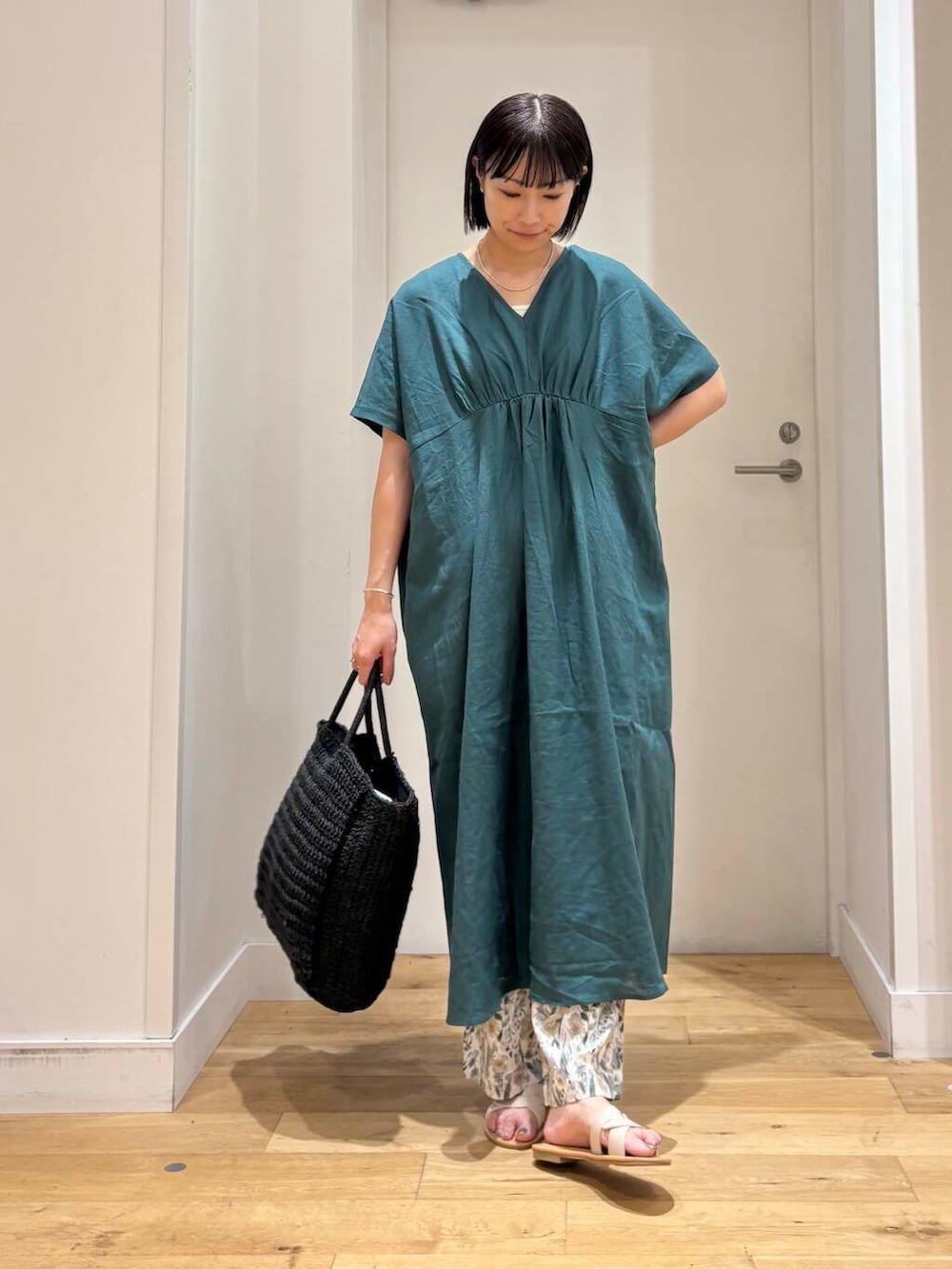 ブラック系のトートバッグ、ホワイト系のサンダル、ベージュ系のその他パンツを着用したレディースの夏コーディネートの4枚目の写真