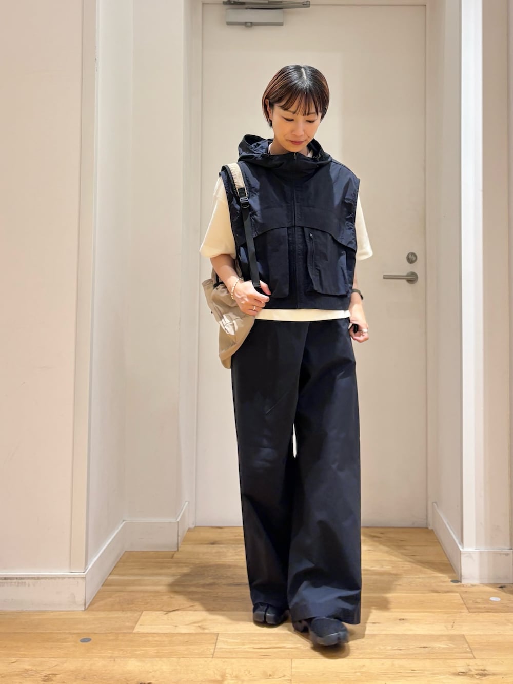 ブルー系のベスト、ホワイト系のTシャツ/カットソー、ブルー系のその他パンツを着用したレディースの夏コーディネートの2枚目の写真