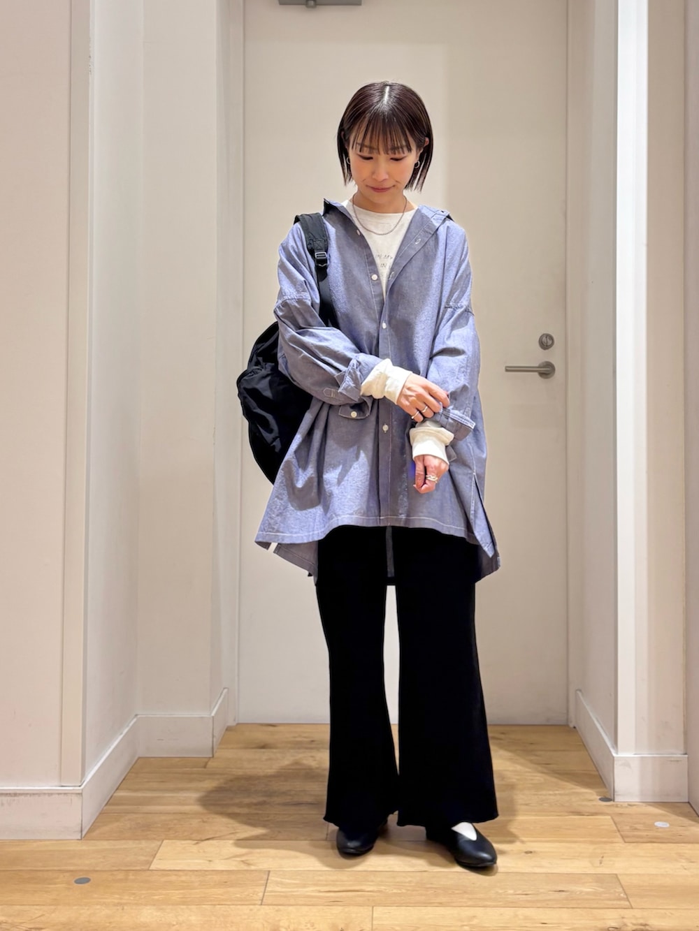 ブラック系のその他パンツ、ブラック系のパンプス、ブルー系のシャツ/ブラウスを着用したレディースの冬コーディネートの3枚目の写真