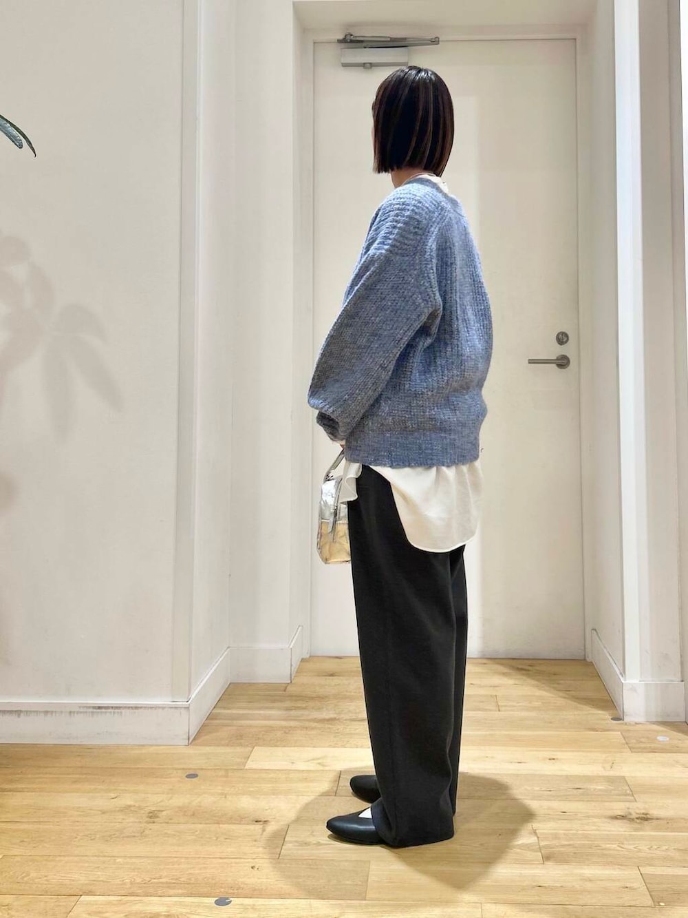 ブラック系のパンプス、ホワイト系のシャツ/ブラウス、グレー系のその他パンツを着用したレディースの冬コーディネートの5枚目の写真