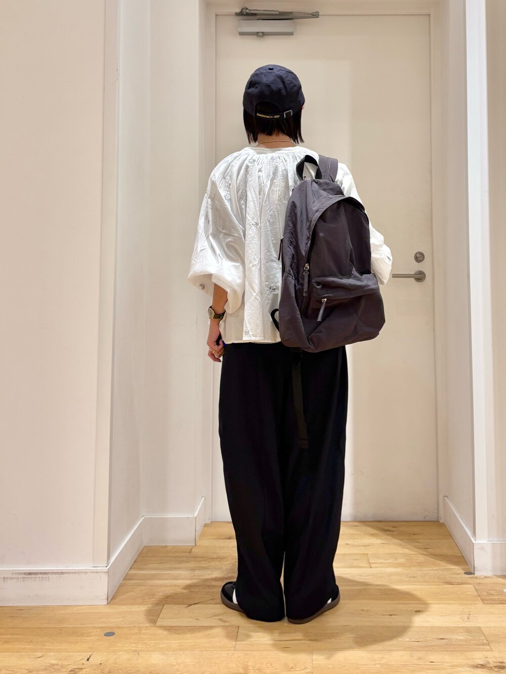 グレー系のバックパック/リュック、ホワイト系のシャツ/ブラウス、ブルー系のその他パンツを着用したレディースの秋コーディネートの6枚目の写真