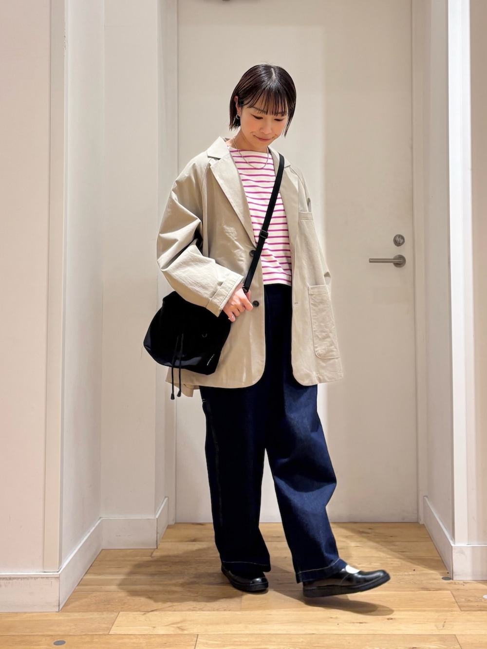 ベージュ系のその他アウター、ピンク系のTシャツ/カットソー、ブルー系のデニムパンツを着用したレディースの冬コーディネートの2枚目の写真