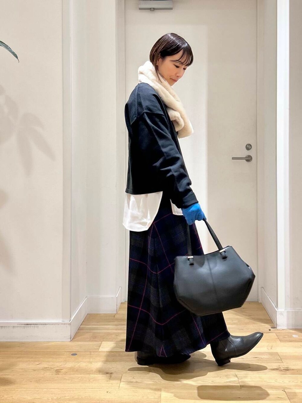 ブラック系のショルダーバッグ、グレー系のブーツ、ブラック系のカーディガン/ボレロを着用したレディースの秋コーディネートの5枚目の写真