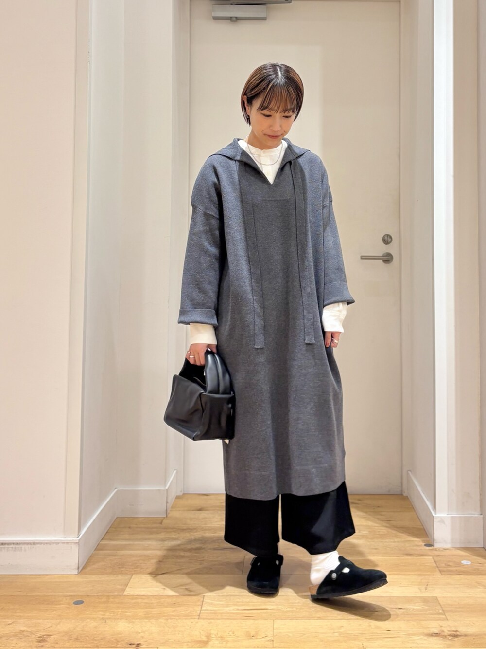 グレー系のワンピース、ホワイト系のシャツ/ブラウス、ブラック系のその他パンツを着用したレディースの秋コーディネートの3枚目の写真
