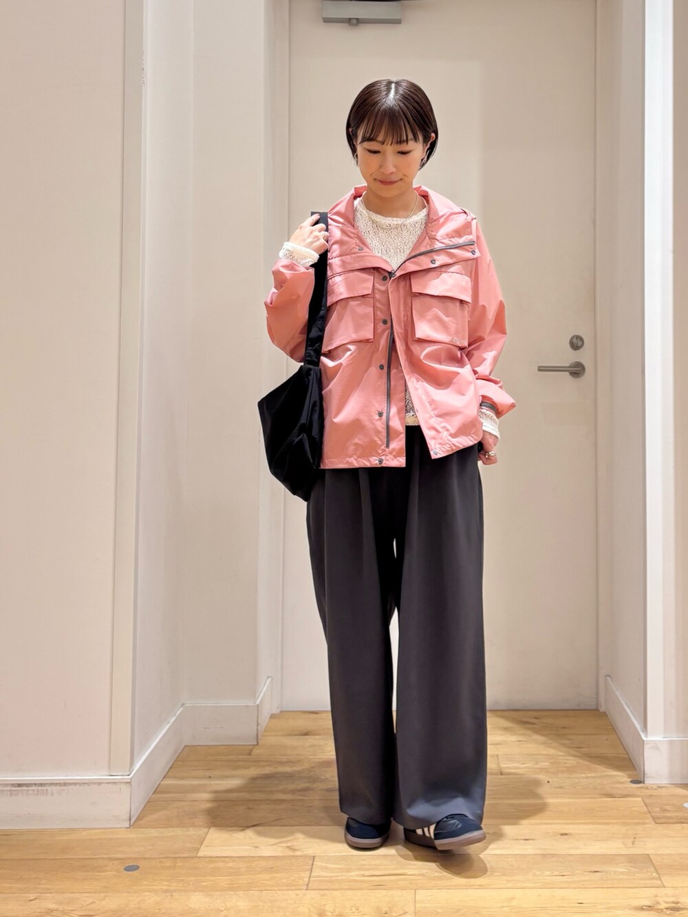 ピンク系のナイロンジャケット、ホワイト系のTシャツ/カットソー、グレー系のその他パンツを着用したレディースの春コーディネートの2枚目の写真