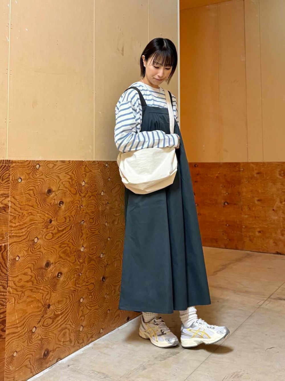 ホワイト系のショルダーバッグ、ブルー系のTシャツ/カットソー、イエロー系のスニーカーを着用したレディースの春コーディネートの3枚目の写真