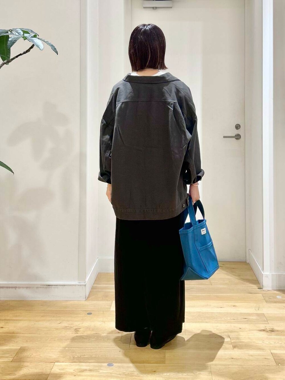 ホワイト系のTシャツ/カットソー、ブラック系のバレエシューズ、グレー系のブルゾンを着用したレディースの秋コーディネートの5枚目の写真