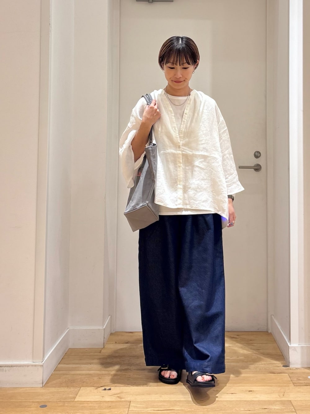 ホワイト系のシャツ/ブラウス、ホワイト系のタンクトップ、グレー系のトートバッグを着用したレディースの春コーディネートの3枚目の写真