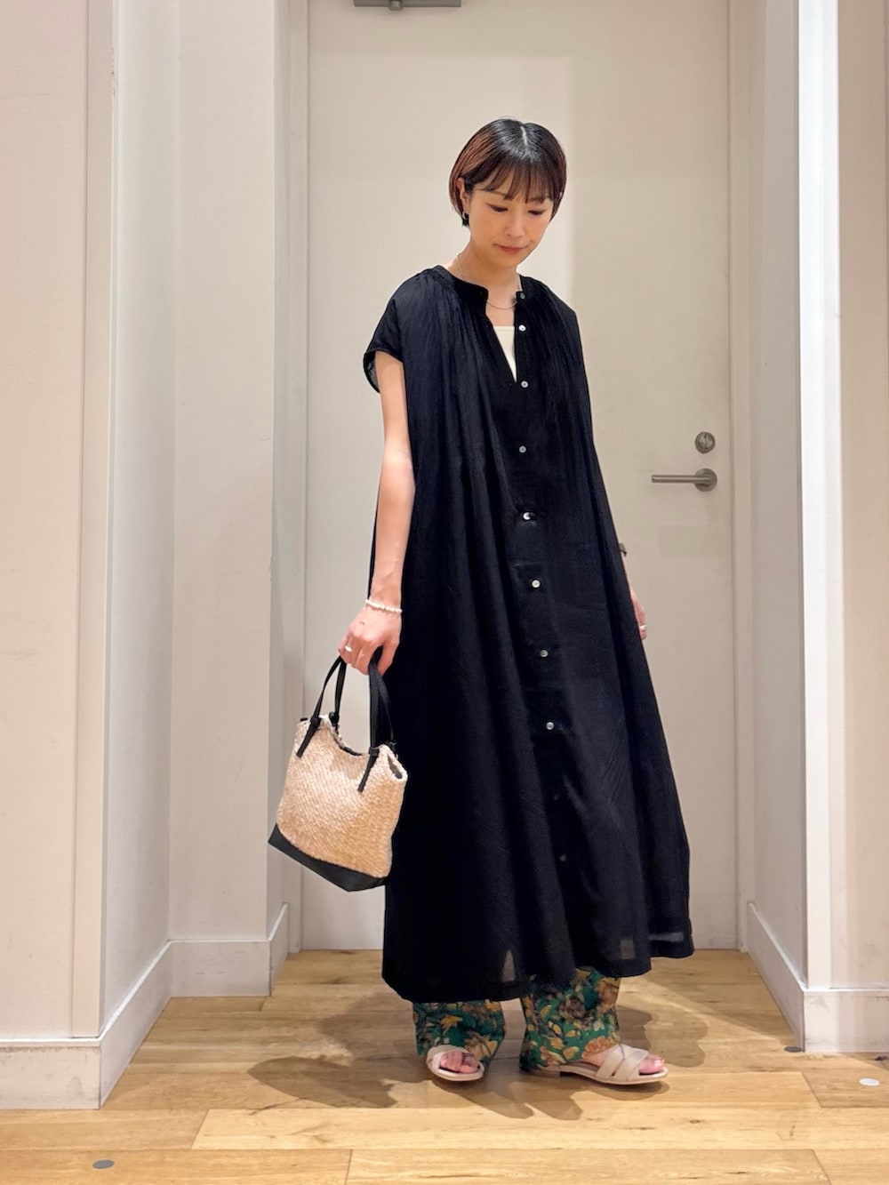 ブラック系のワンピース、ホワイト系のタンクトップ、グリーン系のその他パンツを着用したレディースの夏コーディネートの5枚目の写真