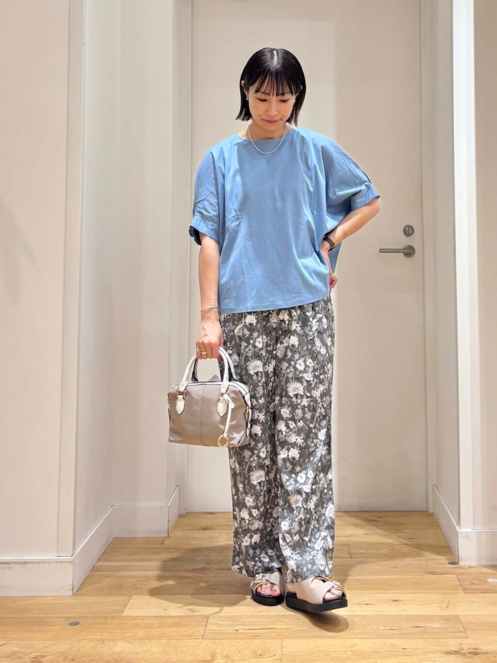 「シンプル、大人カジュアル、カジュアル、Tシャツ、urbanresearchdoors、イージーパンツ、ママコーデ、きれいめカジュアル、カジュアルコーデ、フラワープリント、低身長、アーバンリサーチドアーズ、doors、柄物、ドアーズ」｜「URBAN RESEARCH DOORSの『イージーケア』フラワープリントイージーパンツ（その他パンツ、グレー系）」を使った、imari さん（レディース・156cm）の夏コーディネートの4枚目の写真