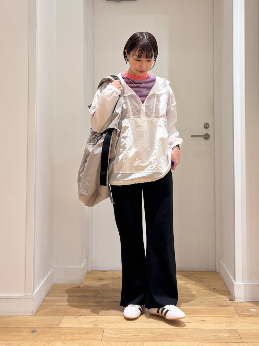 ホワイト系のパーカー、ブラック系のその他パンツ、ピンク系のTシャツ/カットソーを着用したレディースの春コーディネートの3枚目の写真