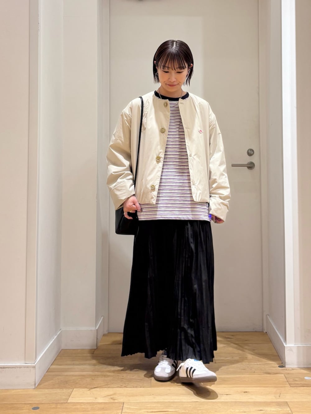 ホワイト系のスニーカー、パープル系のTシャツ/カットソー、ホワイト系のその他アウターを着用したレディースの冬コーディネートの2枚目の写真