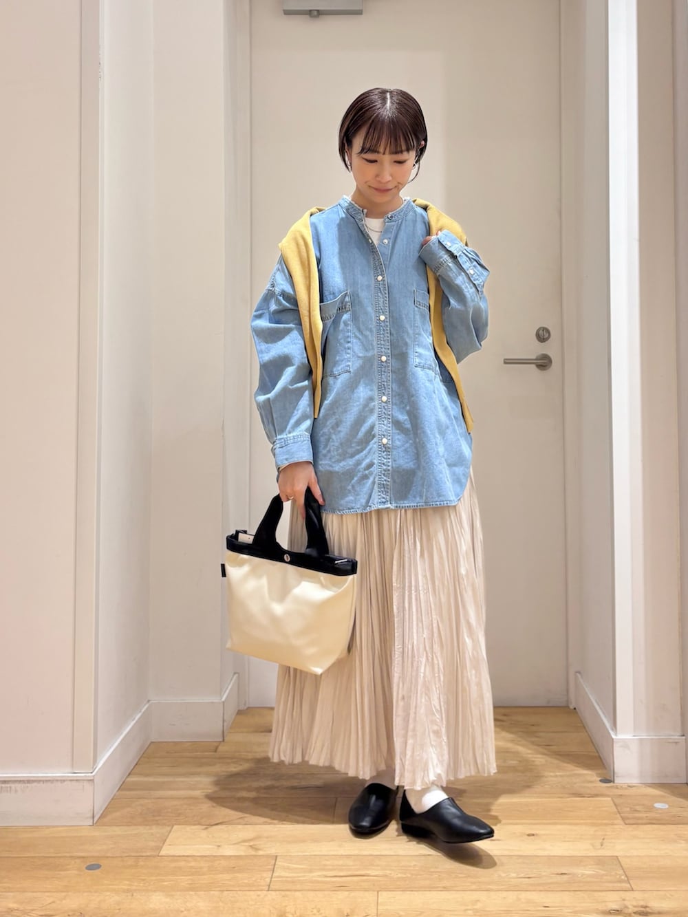 ブルー系のシャツ/ブラウス、ホワイト系のスカート、ブラック系のその他シューズを着用したレディースの冬コーディネートの2枚目の写真